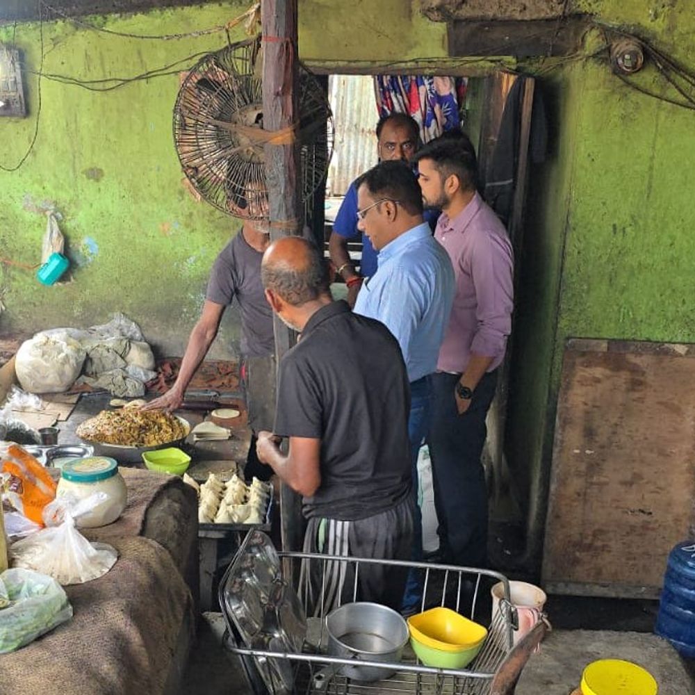 दुकान पर गंदगी में बन रही थी मिठाई, अधिकारी पहुंचे:माड़ा क्षेत्र में बघेल ढाबा और नन्दू स्वीट भंडार से जांच के लिए नमूने लिए