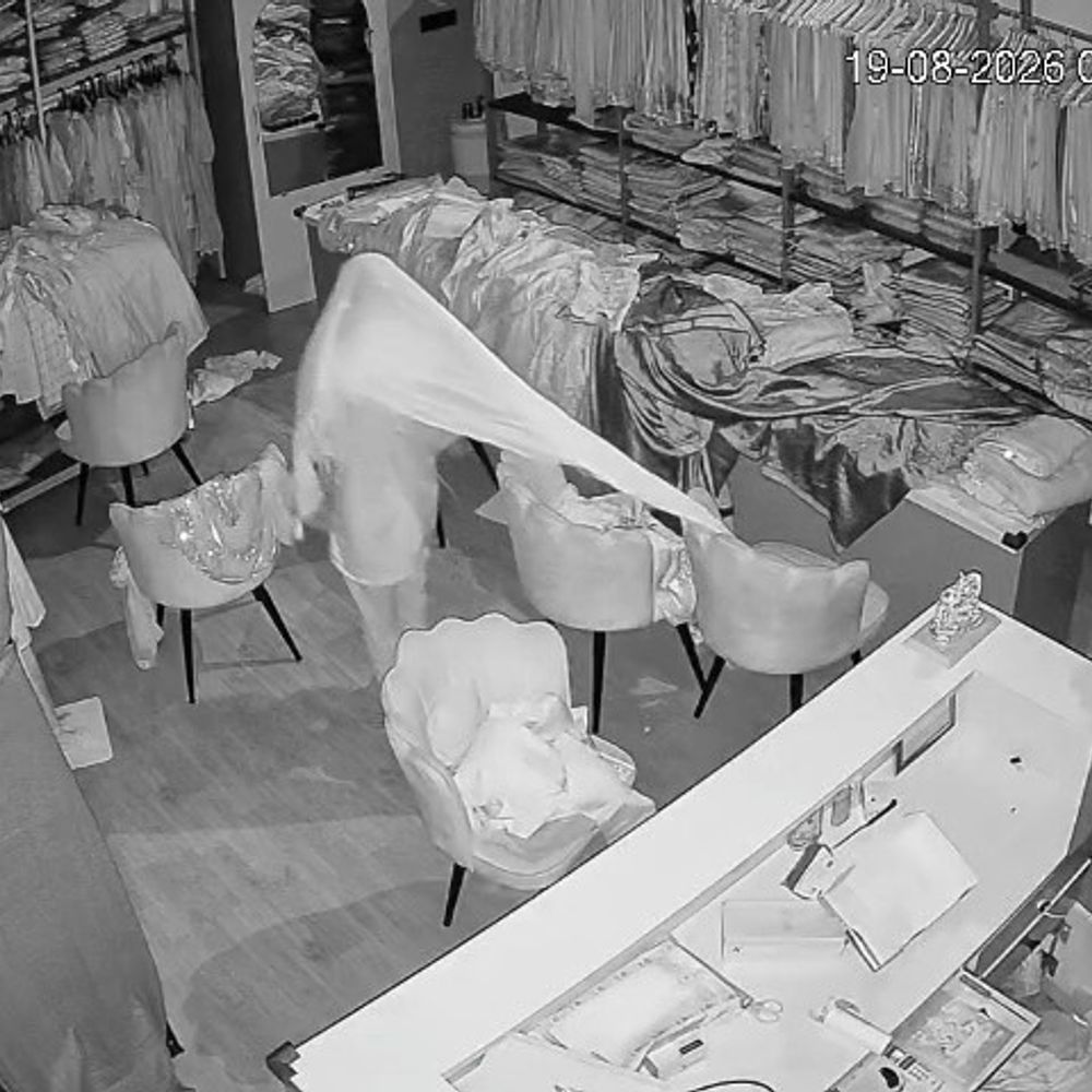 लेडीज वेयर शोरूम में चोरी:चोर ने ताला तोड़कर नगदी और लैपटॉप चुराया, CCTV कैमरे में कैद हुई वारदात