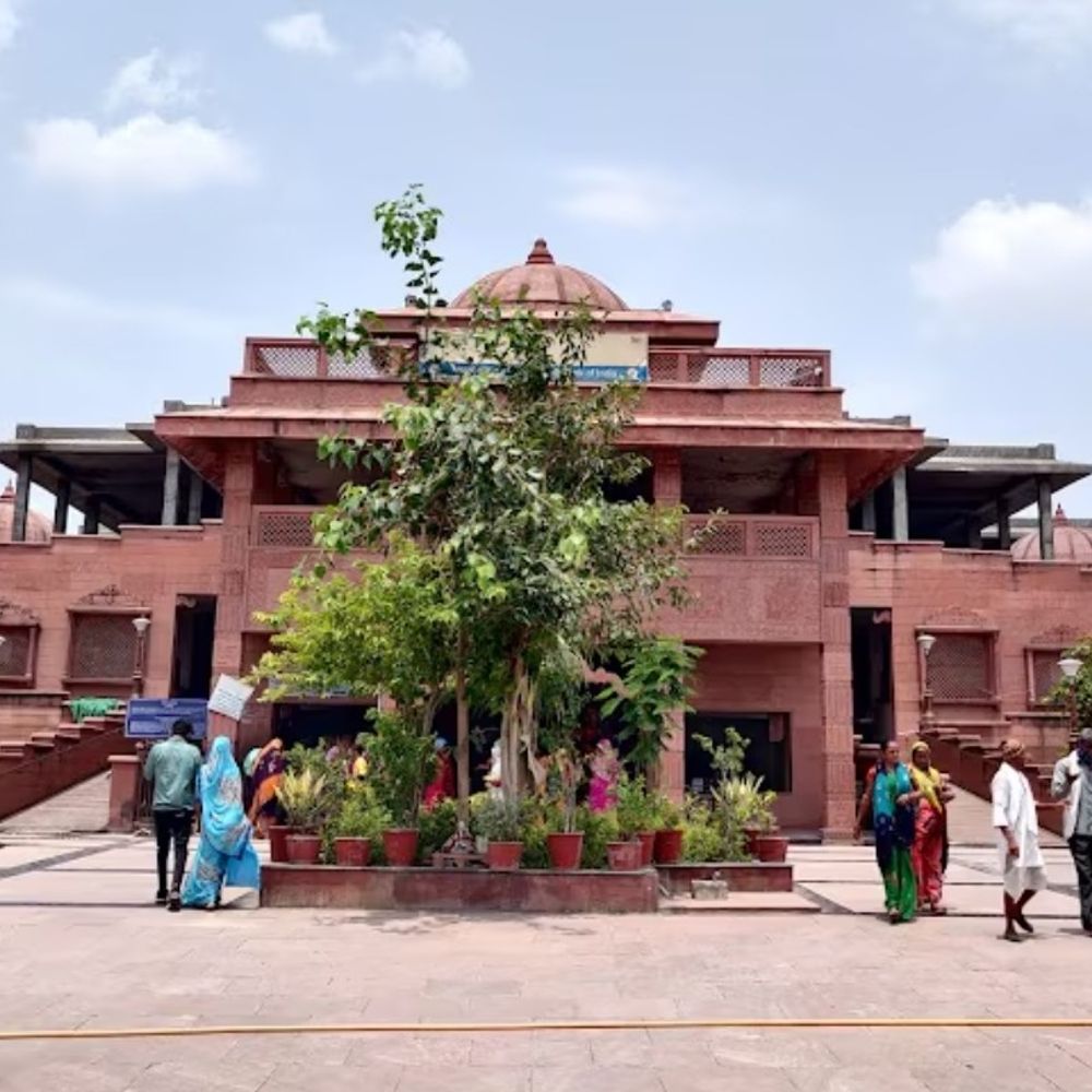 
                 उज्जैन के मंगलनाथ मंदिर में 7 घंटे प्रवेश बंद:गुरुवार को चांदी की नई जलाधारी स्थापित की जाएगी 
            