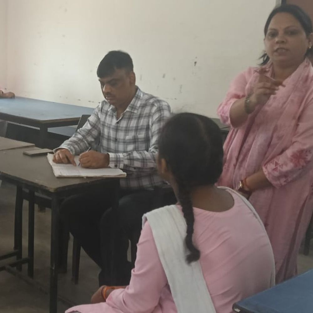 कस्तूरबा गांधी आवासीय विद्यालय में एसडीएम का निरीक्षण:दो टीचर और दोनों रसोइयां मिलीं अनुपस्थित, 5 दिन से ड्यूटी पर नहीं आई