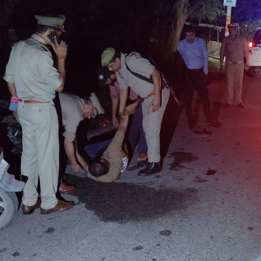 SP ने सड़क हादसे में घायल युवकों को पहुंचाया अस्पताल:उन्नाव के बांगरमऊ से लौटते समय अब्बासपुर मार्केट के पास घटना