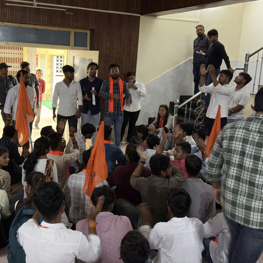 रीवा के अवधेश प्रताप सिंह विश्वविद्यालय में अभाविप का धरना:परीक्षा परिणाम में देरी, छात्रवृत्ति और मूलभूत सुविधाओं को लेकर प्रदर्शन