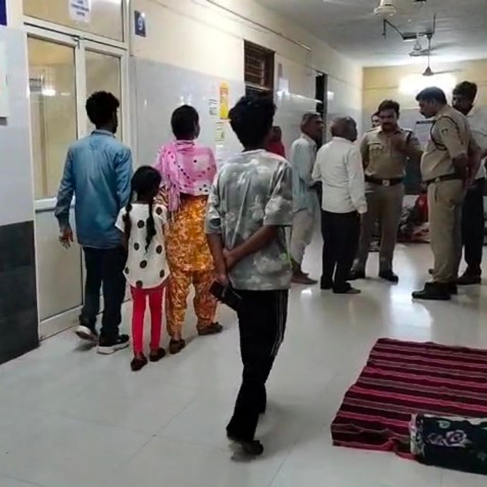 
                 अस्पताल से 8 साल की बच्ची के अपहरण का प्रयास:बच्ची को ले जा रहा था बदमाश, गार्ड को देखते ही गया भाग 
            