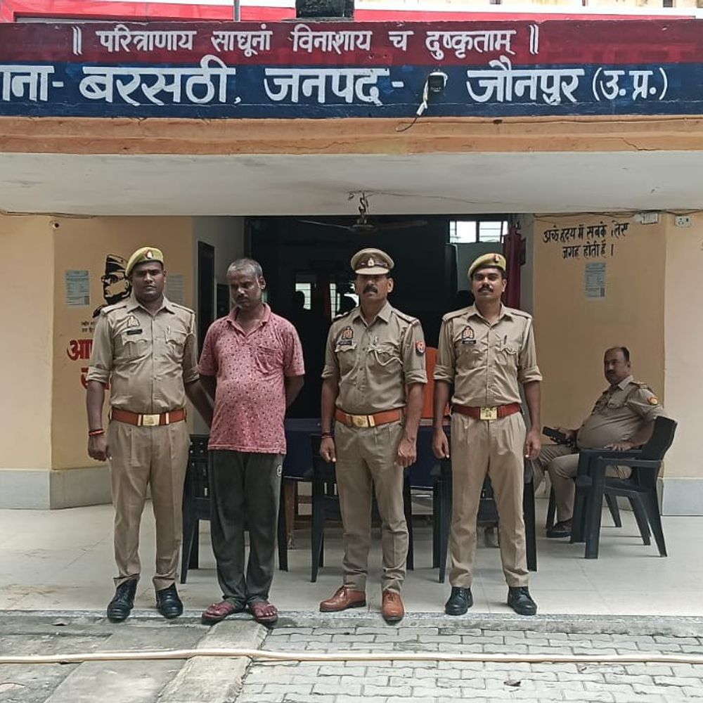 जौनपुर में बेटी की हत्या के आरोप में पिता गिरफ्तार:मुर्गी फार्म में फंदे से लटका मिला था शव; पुलिस ने रेलवे क्रॉसिंग के पास से पकड़ा