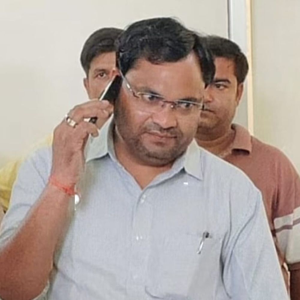 टीकमगढ़ में परियोजना अधिकारी महेश दोहरे निलंबित:सीएम हेल्पलाइन कटवाने, गलत नियुक्ति के आरोप; कलेक्टर की जांच रिपोर्ट के बाद एक्शन