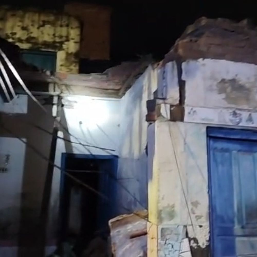 जौनपुर में बारिश से पुराना मकान ढहा:जर्जर हालत में था भवन, कोई जनहानि नहीं; नुकसान का होगा आकलन