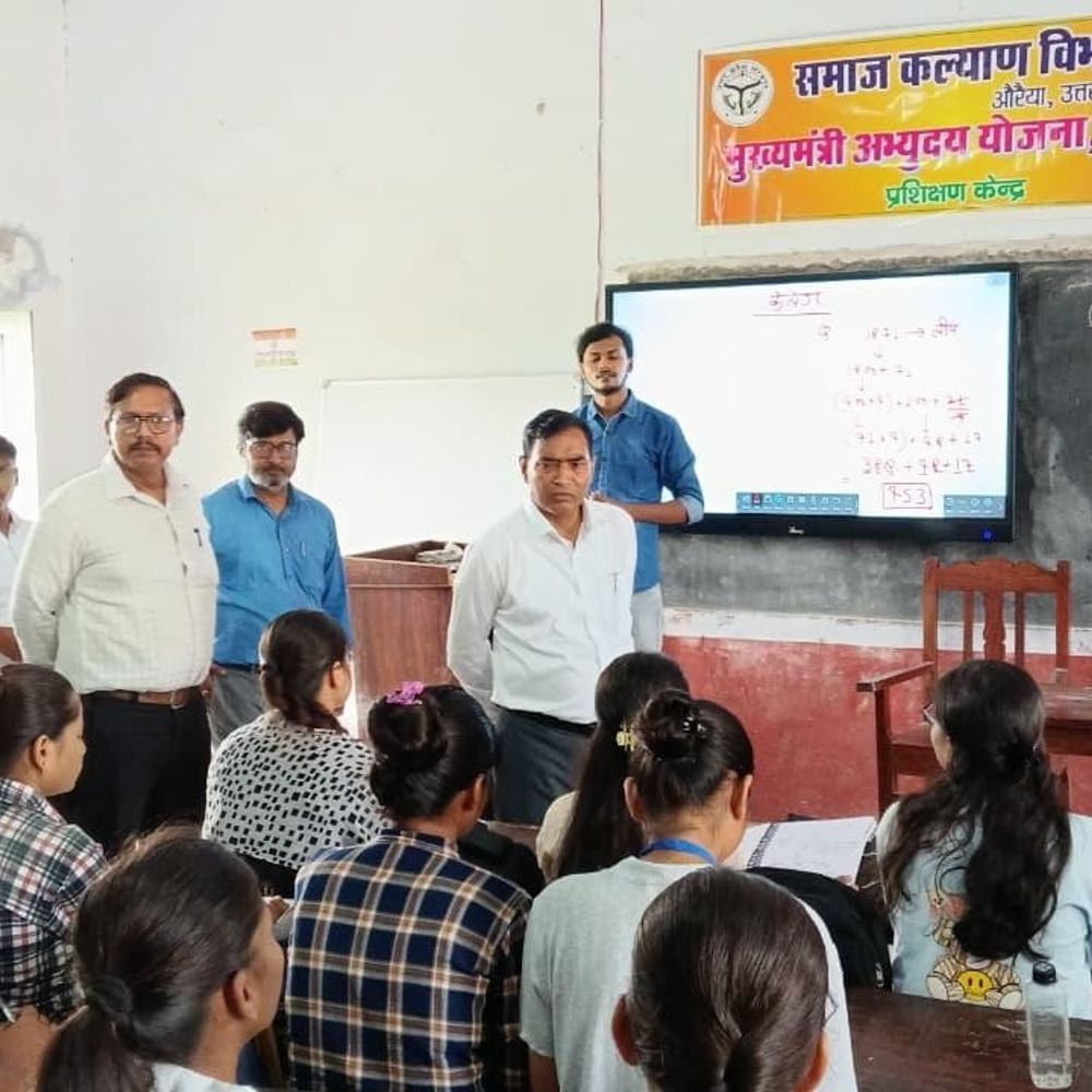 औरैया डीएम ने अभ्युदय कोचिंग सेंटर का किया निरीक्षण:छात्रों से संवाद कर जानी तैयारियों की स्थिति, लगन से तैयारी करने का आह्वान