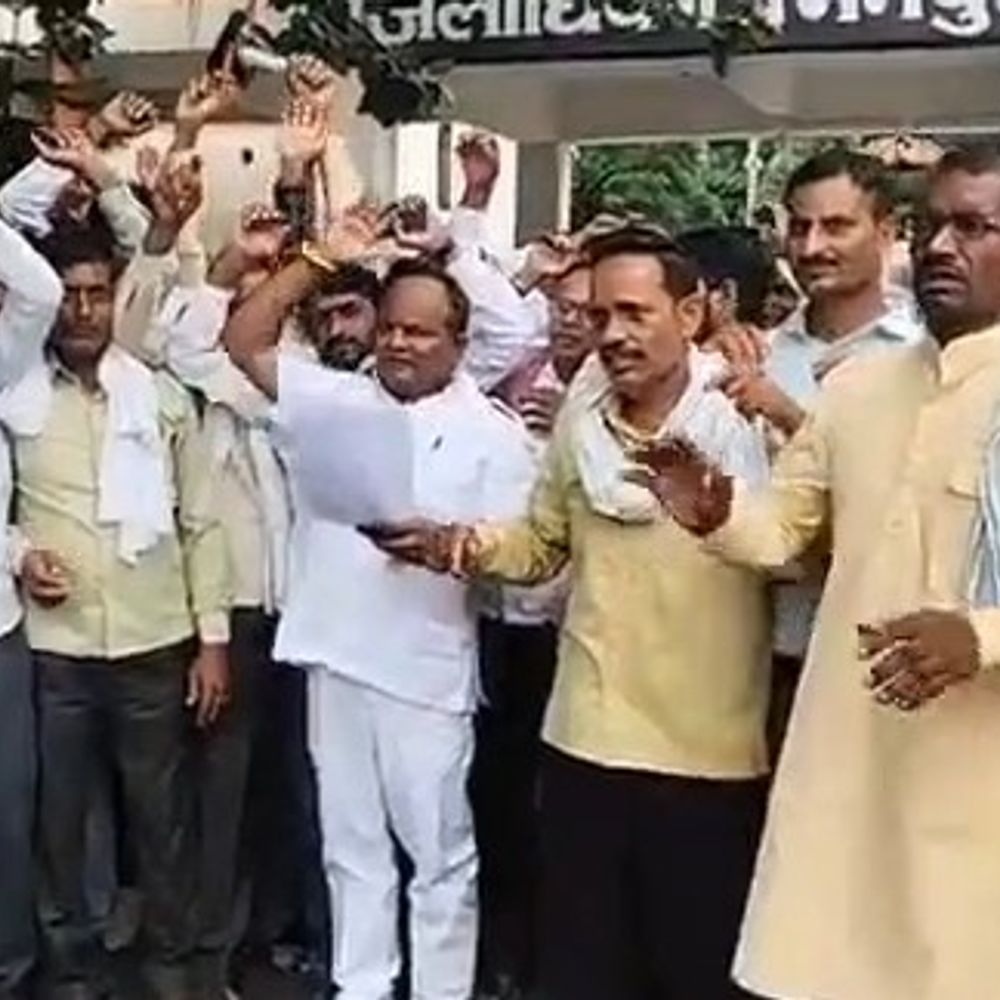औद्योगिक गलियारे के लिए भूमि अधिग्रहण का विरोध:मैनपुरी ग्रामीण कलेक्ट्रेट पहुंचे, बोले- रोजी-रोटी छिनने का डर