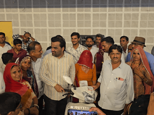 सांसद बेनीवाल ने 58 दिव्यांगजनों को बांटी स्कूटी::2023 के DMFT फंड से हुआ वितरण, बोले- जरूरतमंदों पर खर्च होना चाहिए सरकारी पैसा