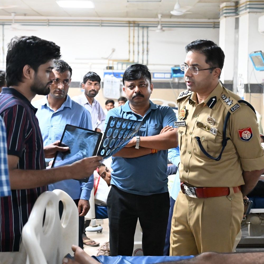 अयोध्या में ट्रेलर से टकराई पुलिस की कार:दरोगा की मौत, कांस्टेबल घायल; गश्त पर निकले थे