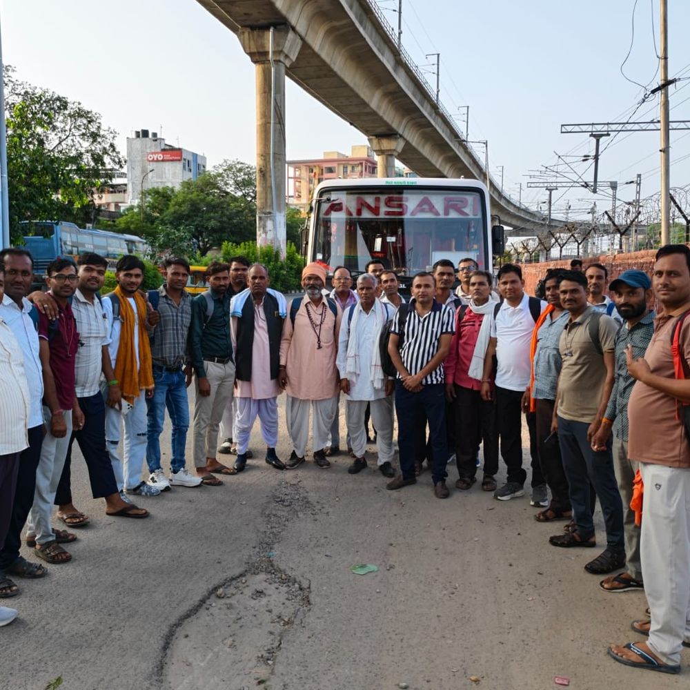 नैनवां से 26 श्रद्धालु बाबा बुढ़ा अमरनाथ यात्रा पर:विश्व हिंदू परिषद ने जम्मू-कश्मीर के लिए दल को किया रवाना
