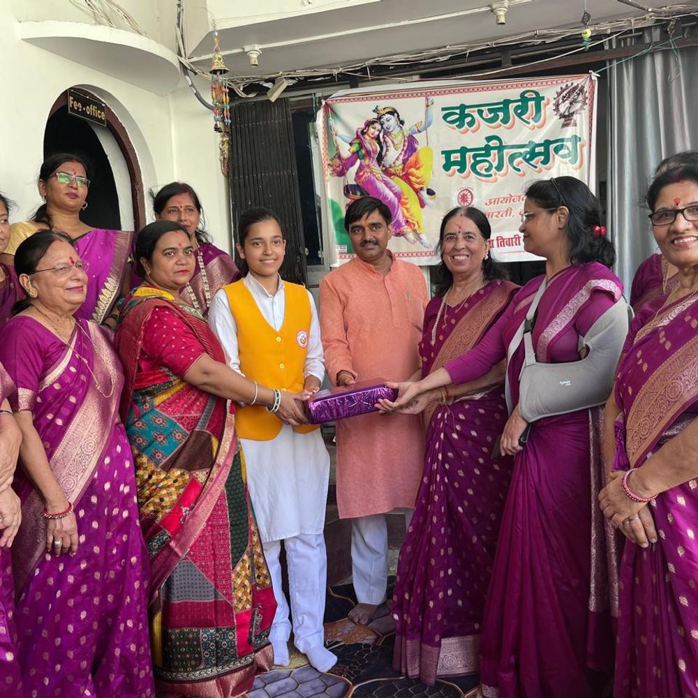 संस्कार भारती ने कजरी महोत्सव का आयोजन किया:पारंपरिक गीतों पर झूमे लोग, 'पिया मेंहदी मंगा द' की रही धूम