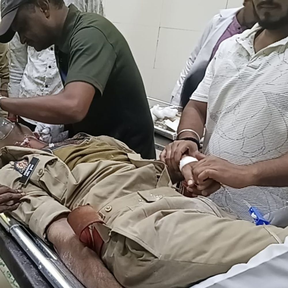 अयोध्या में दरोगा की सड़क हादसे में मौत, कांस्टेबल घायल:हाइवे किनारे खड़े ट्रेलर में घुसी पुलिसकर्मियों की कार, गश्त से लौट रहे थे