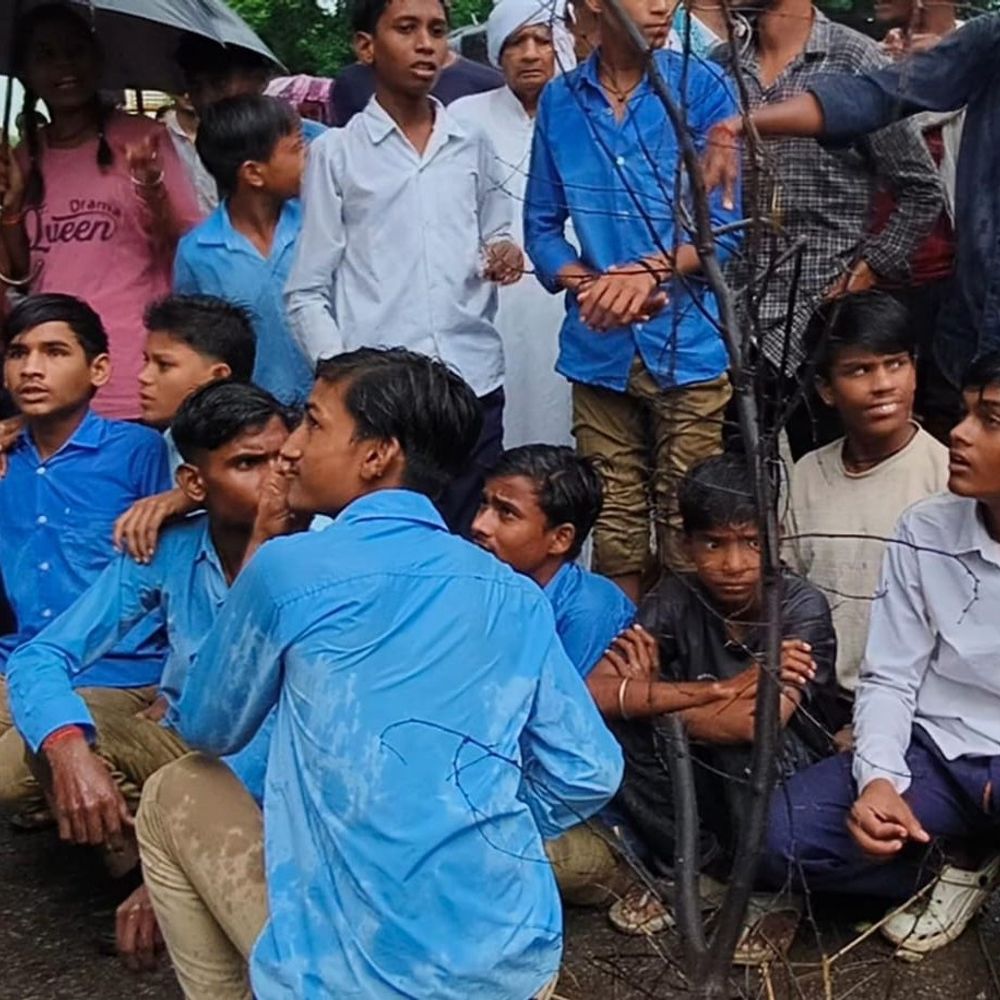 खराब सड़क के विरोध में बच्चों ने हाईवे जाम:महोबा में 3 घंटे प्रदर्शन, पुलिस पर घसीटकर हटाने और बदसलूकी का आरोप