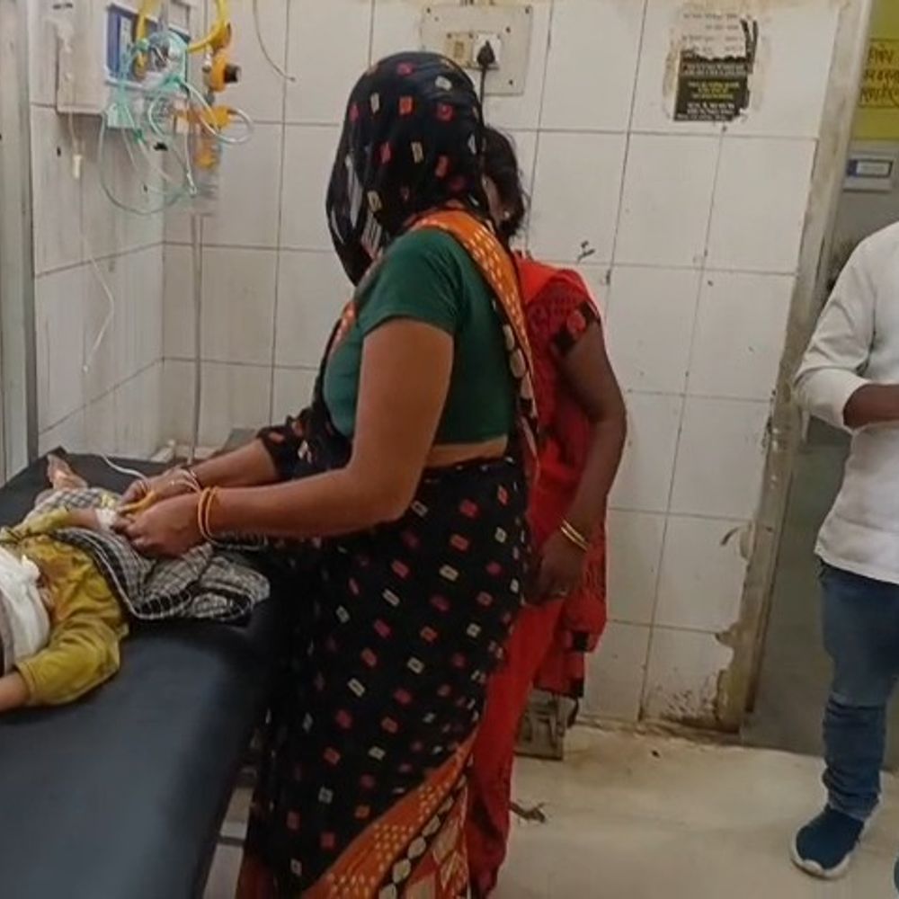 सीतापुर में कार की टक्कर से महिला की मौत:महिला की गोद में मौजूद डेढ़ साल का मासूम घायल, लखनऊ रेफर