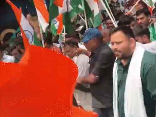 पटना में तेजस्वी का राजभवन मार्च,बैरिकेडिंग तोड़कर निकले कार्यकर्ता:पुलिस पर पानी की बोतलें फेंकी; ASP का आदेश-लाठी का इस्तेमाल समझदारी से करना है
