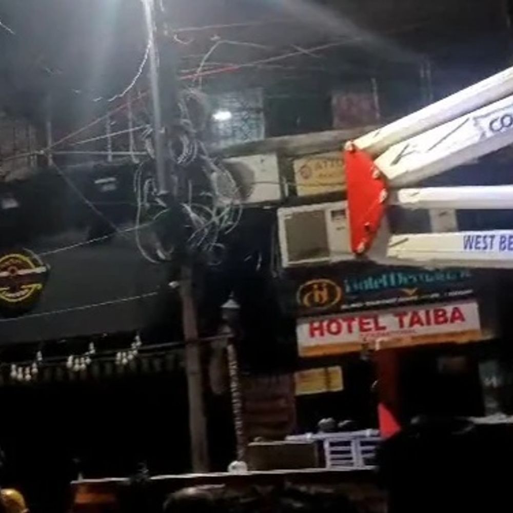 
                 कोलकाता के होटल में आग, 9 की मौत:6 घायल हुए; जान गंवाने वालों में बांग्लादेशी भी थे, यहां इलाज कराने आए थे 
            