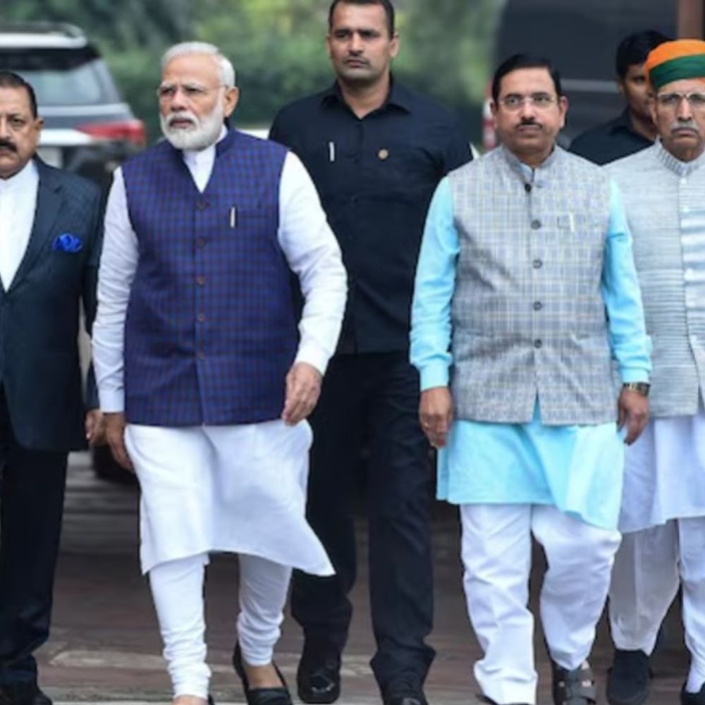 
                 मोदी सरकार रोज एक यूनिवर्सिटी भेजेगी एक केंद्रीय मंत्री:दावा- छात्रों से संवाद और योजनाओं की जानकारी देंगे; जेन-जी प्रदर्शन के बाद फैसला 
            