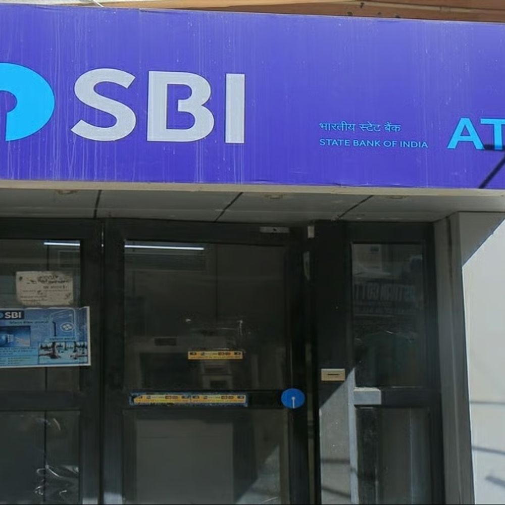 
                 SBI में 4-बार से ज्यादा कैश निकालने पर चार्ज लगेगा:5वीं बार से ₹15+GST देना होगा; BSBD खातों पर 1-अक्टूबर से नए नियम लागू होंगे 
            