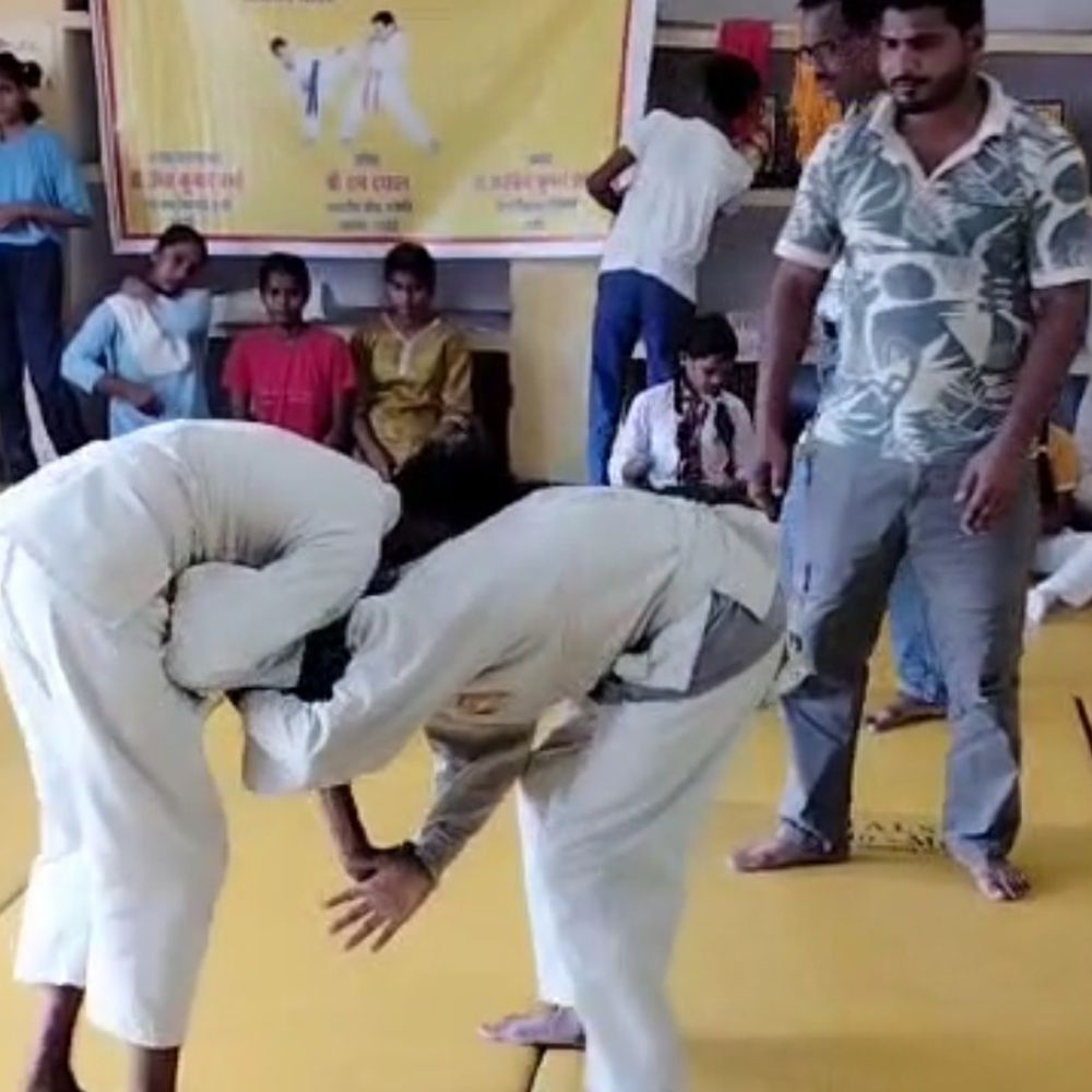 हरदोई के स्पोर्ट्स स्टेडियम में जनपदीय जूडो प्रतियोगिता का आयोजन:जीनियस स्कूल, LBS इंटर कॉलेज बने ओवरऑल चैंपियन