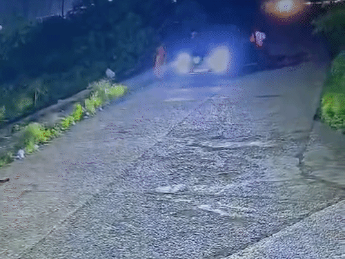 
                 किन्नरों को जबरन कार में बैठाया, चाकू-डंडों से मारपीट:VIDEO; गुरु बदलने और रतलाम छोड़ने का दबाव, पूनम जान समेत अन्य पर FIR 
            