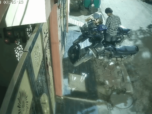 
                 5 मिनट मे बाईक ले गए चोर:द्वारकापुरी में सुबह 4 बजे वारदात; इंजीनियर और दोस्त के लैपटॉप भी चोरी 
            