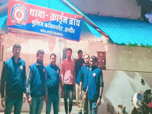 
                 MD ड्रग्स मामले में फरार आरोपी गिरफ्तार:9वीं पास किराए पर चलाता है ई-रिक्शा, 16 आपराधिक केस दर्ज; क्राइम ब्रांच ने पकड़ा 
            