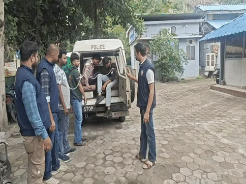 
                 साइबर फ्रॉड के लिए सिम मुहैया कराने वाले 3 गिरफ्तार:4 संदिग्ध नंबरों से महाराष्ट्र- पश्चिम बंगाल में 84.58 लाख की ठगी का खुलासा 
            