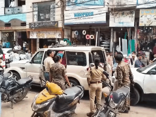 मुरैना पुलिस की होटल में दबिश, चार युवक-युवतियां पकड़े:होटल संचालक गिरफ्तार; छात्रों को महंगे दामों पर कमरे देने का आरोप
