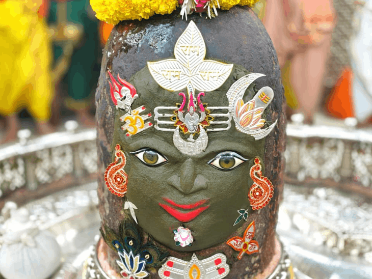 
                 बुधवार की आरती में राजा स्वरूप में सजे बाबा महाकाल:महा निर्वाणी अखाड़े ने अर्पित की भस्म, भांग-चंदन और सिंदूर से हुआ श्रृंगार 
            