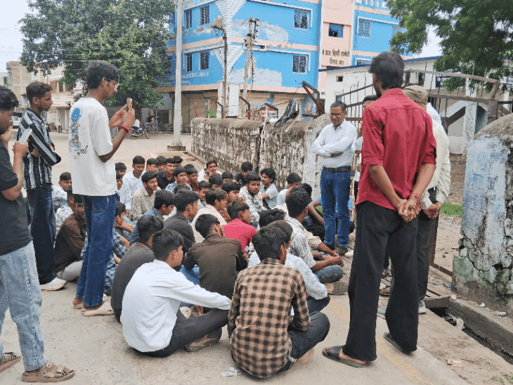 
                 मंदसौर में कक्षा न लेने वाले शिक्षक के ट्रांसफर:बीईओ कार्यालय घेराव के बाद एक्शन; आरोप था- छात्रों से अभद्र व्यवहार भी किया 
            