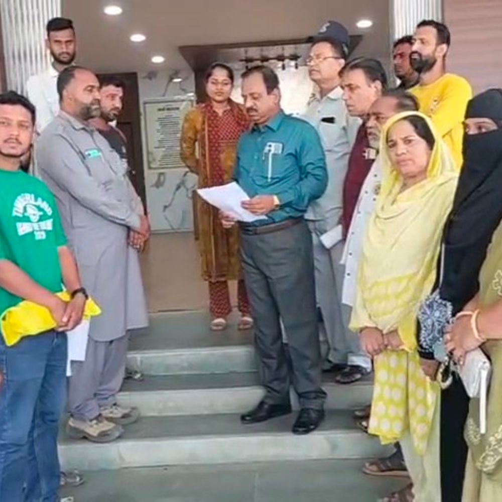 
                 नीमच में UCC विधेयक का विरोध:मुस्लिम समाज ने राष्ट्रपति के नाम ज्ञापन दिया; सभी समुदायों से विमर्श की अपील 
            