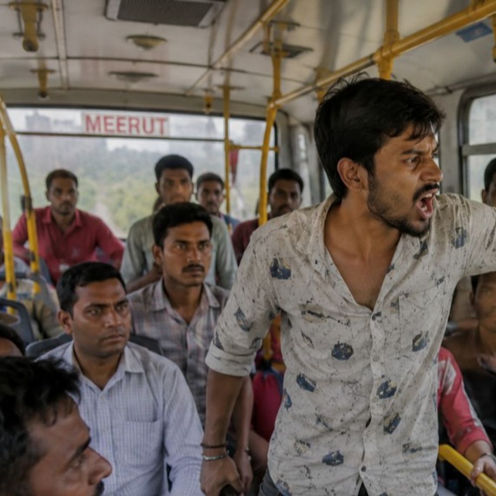 गंगा एक्सप्रेसवे पर बस में शराबी युवक का हंगामा:महिला परिचालक से अभद्रता; बस के शीशे तोड़े, FIR दर्ज