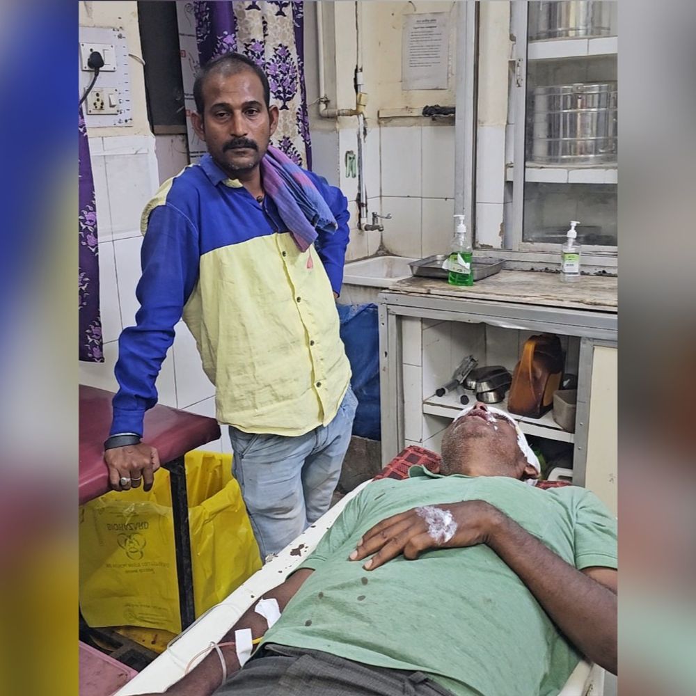 
                 पैदल जा रहे युवक को अज्ञात वाहन ने मारी टक्कर:सिर में 9 टांके लगे; गंभीर हालत में मंदसौर जिला अस्पताल रेफर 
            