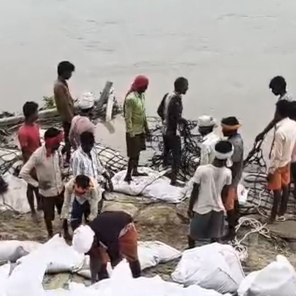 बस्ती में सरयू नदी खतरे के निशान से ऊपर:आठ गांव बाढ़ से घिरे, बच्चों को नाव से जाना पड़ रहा स्कूल