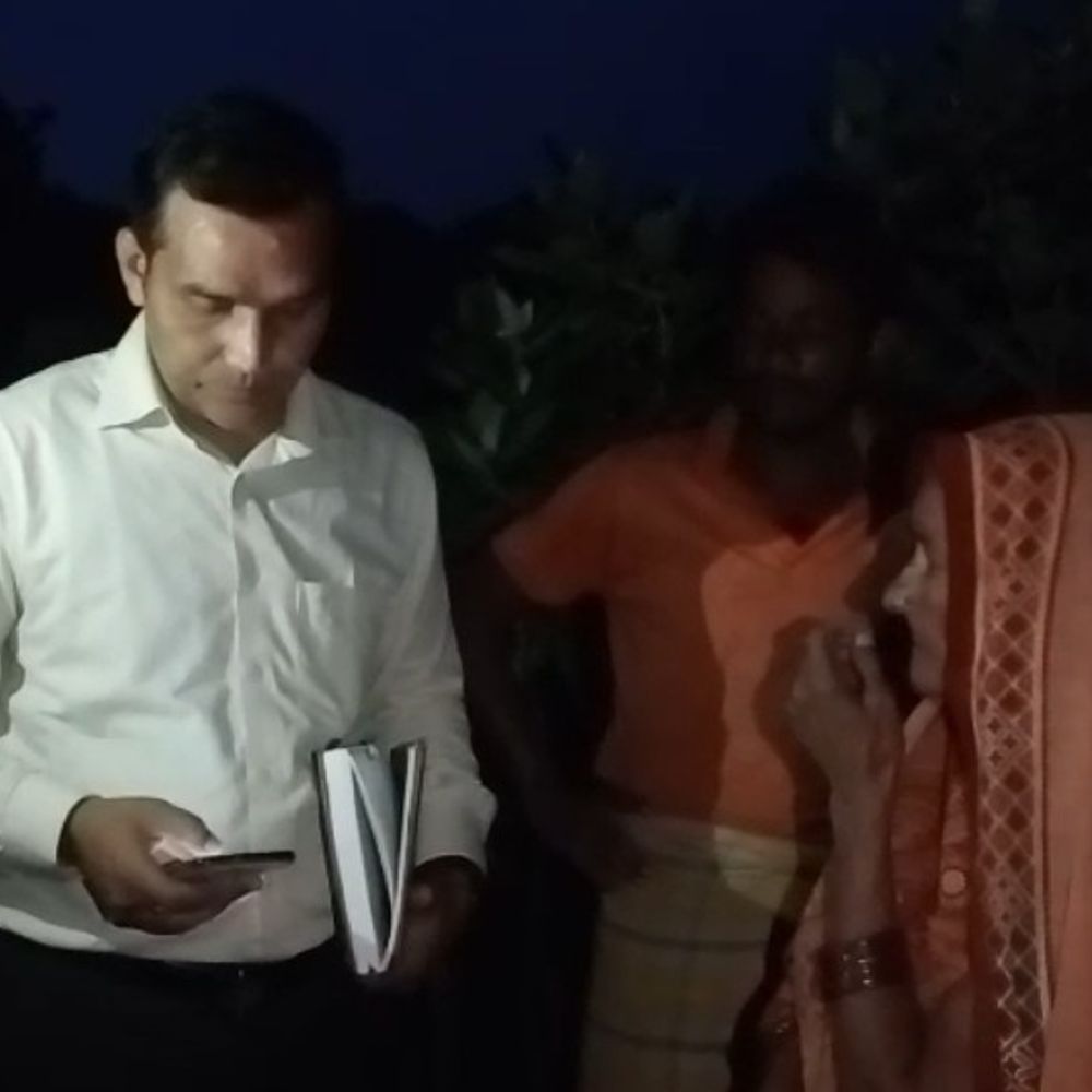 कच्चे मकान की दीवार गिरने से बेघर हुई बुजुर्ग महिला:डिप्टी सीएम केशव प्रसाद मौर्य ने बात कर मुख्यमंत्री आवास देने का निर्देश