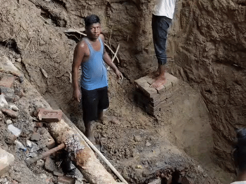 कानपुर में बारिश के बाद सड़कें धंसी, डॉट नाले टूटे:80 फीट रोड पर फटी पाइपलाइन, पीरोड पर 12 फीट गहरा गड्ढा