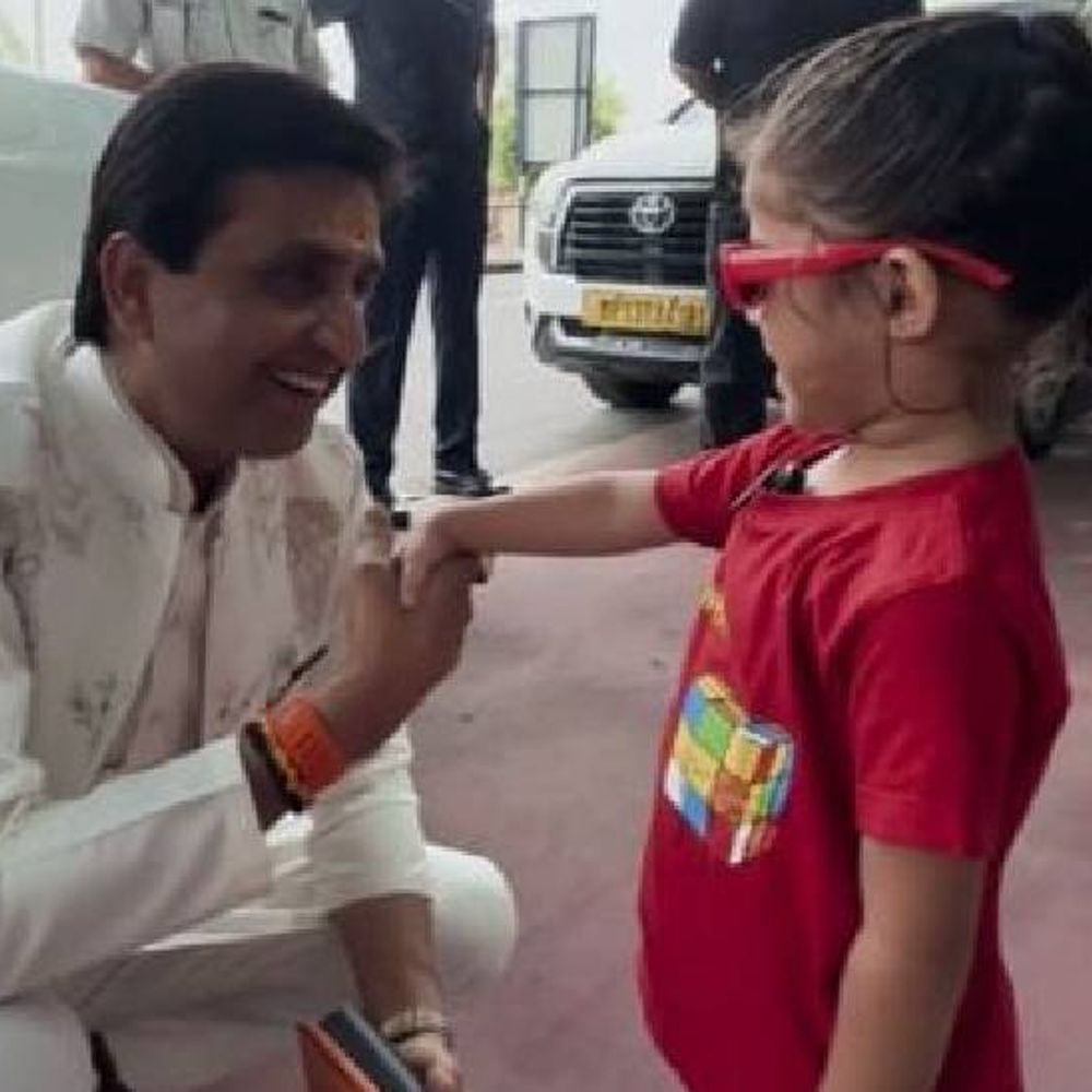 
                 कवि घुटनों पर बैठे और पूरा गीत सुनकर की तारीफ:4 साल की यतिका ने इंदौर एयरपोर्ट पर कुमार विश्वास को सुनाया रामगीत, बोले-यही तो संस्कार हैं 
            