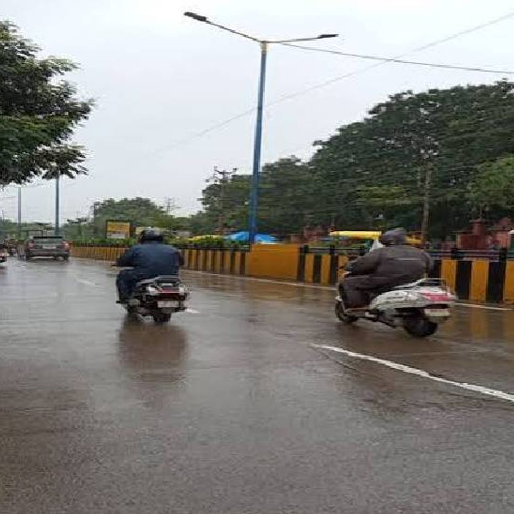 
                 इंदौर में घने बादल, कहीं बूंदाबांदी-कहीं रिमझिम बारिश:अगस्त के बचे दिनों में तेज बारिश का इंतजार; 42 दिनों में 20 इंच से ज्यादा पानी जरूरी 
            
