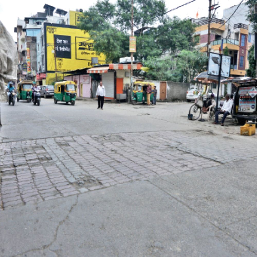 
                 लंदन जैसी सड़क का सपना दिखाया...:40 करोड़ रुपए में ऐसी रोड बनाई, 3 साल में 35 बार करना पड़ी मरम्मत 
            