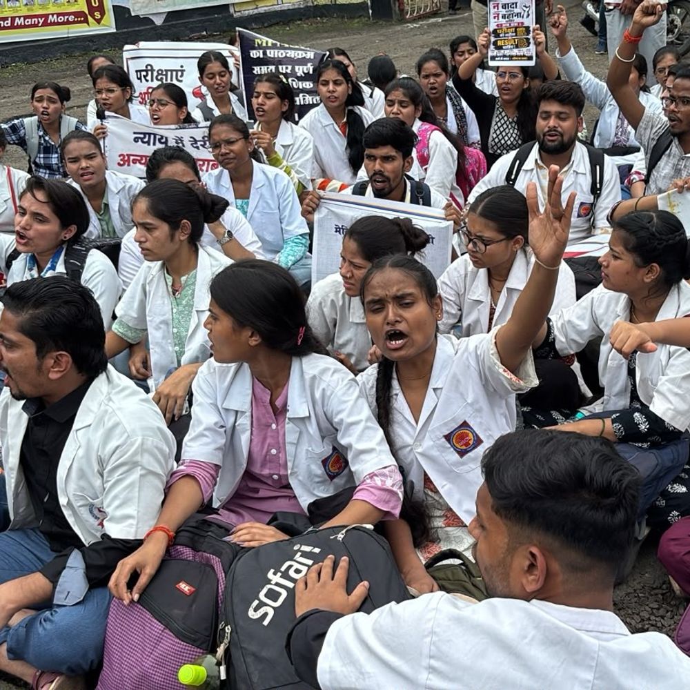 
                 भोपाल में नर्सिंग छात्रों का प्रदर्शन:सीएम हाउस घेरने पहुंचे; पुलिस ने पॉलीटेक्निक चौराहे पर रोका, हटने को तैयार नहीं 
            