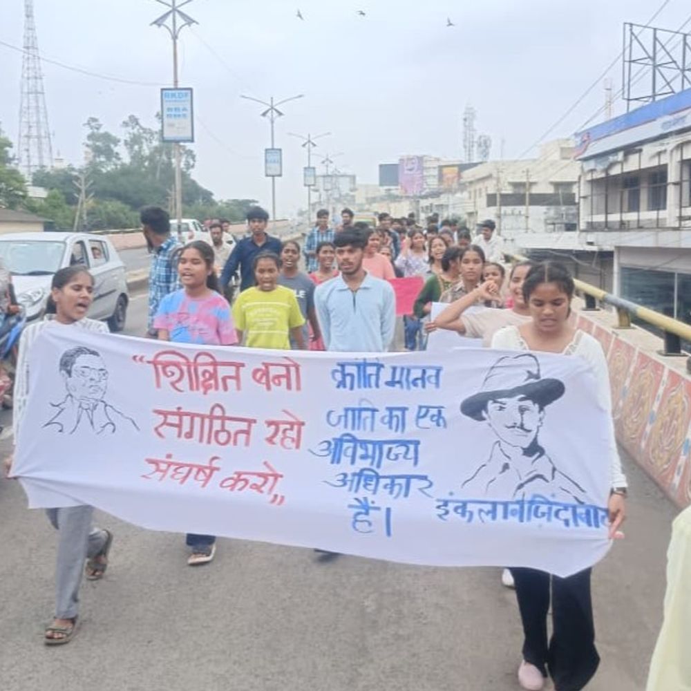 
                 छात्रावासों की बदहाल व्यवस्था, कलेक्टर को मिली छात्राएं:सुरक्षा, बेहतर भोजन-स्वास्थ्य की मांग; रैली निकालते हुए कलेक्ट्रेट पहुंची 
            