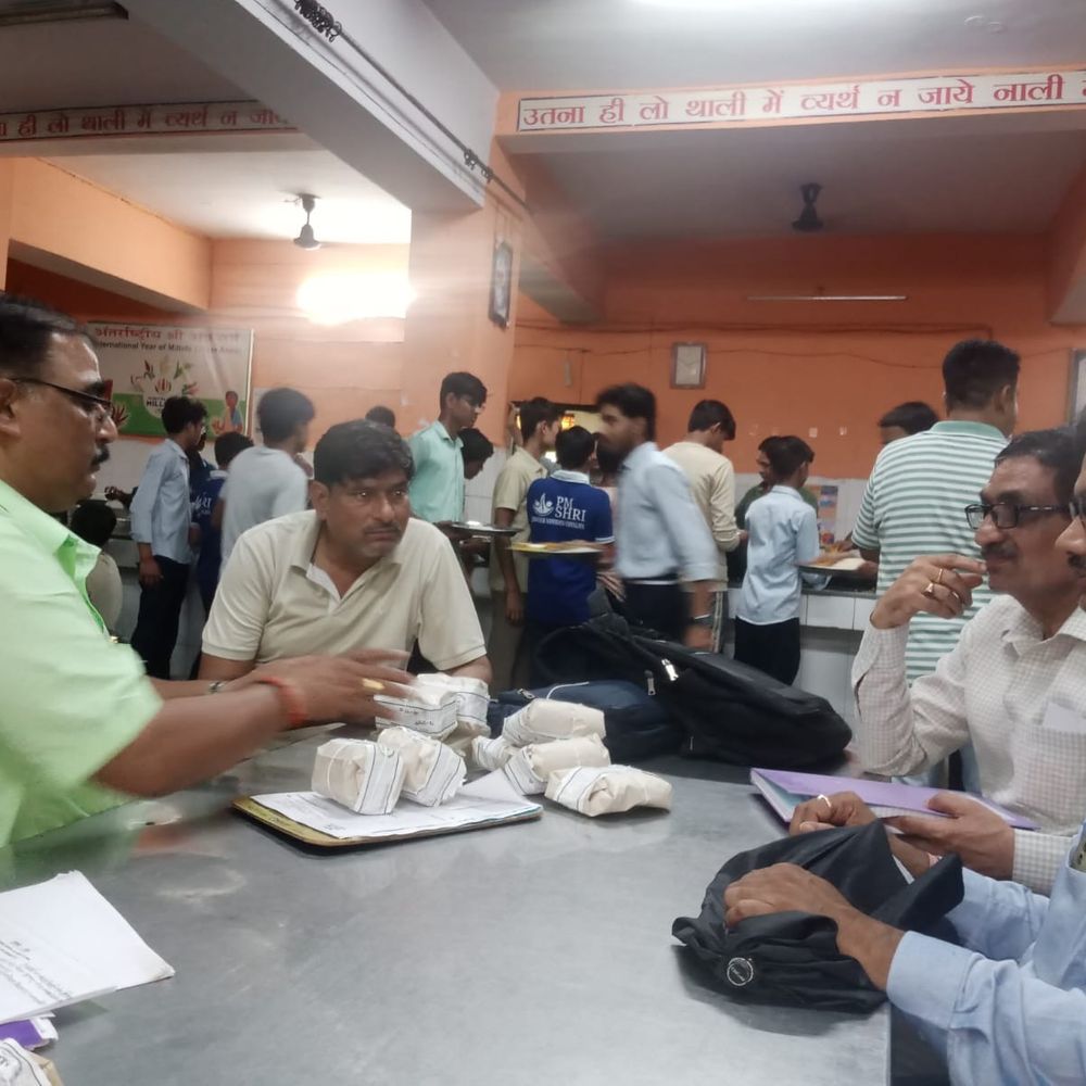 दो छात्रों की मौत के बाद खाद्य जांच पर सवाल:विद्यालय की रसोई से लिए छह नमूने लखनऊ की लैब में जमा नहीं हुए
