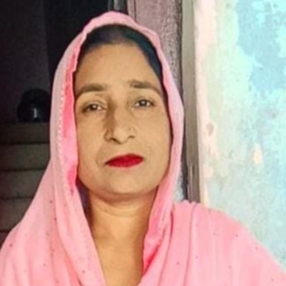 आजमगढ़ में धारदार हथियार से महिला की हत्या:स्कूल से लौटे बच्चों ने देखा मां का खून से लथपथ शव; पति-बेटा मुंबई में करते हैं काम