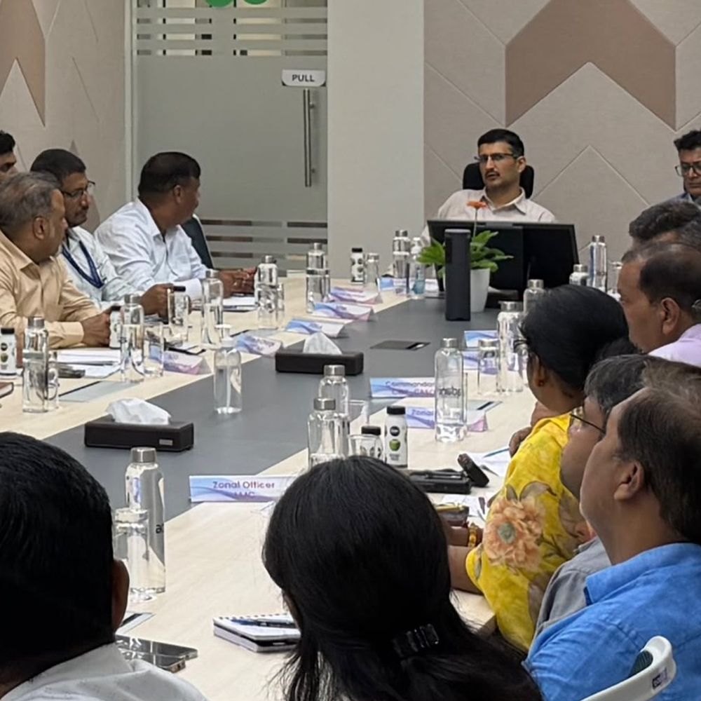 लखनऊ एयरपोर्ट के आसपास अतिक्रमण और अवैध निर्माण:मांस की दुकानों व कचरे से सुरक्षा को खतरा, कमिश्नर ने कार्रवाई के दिए निर्देश