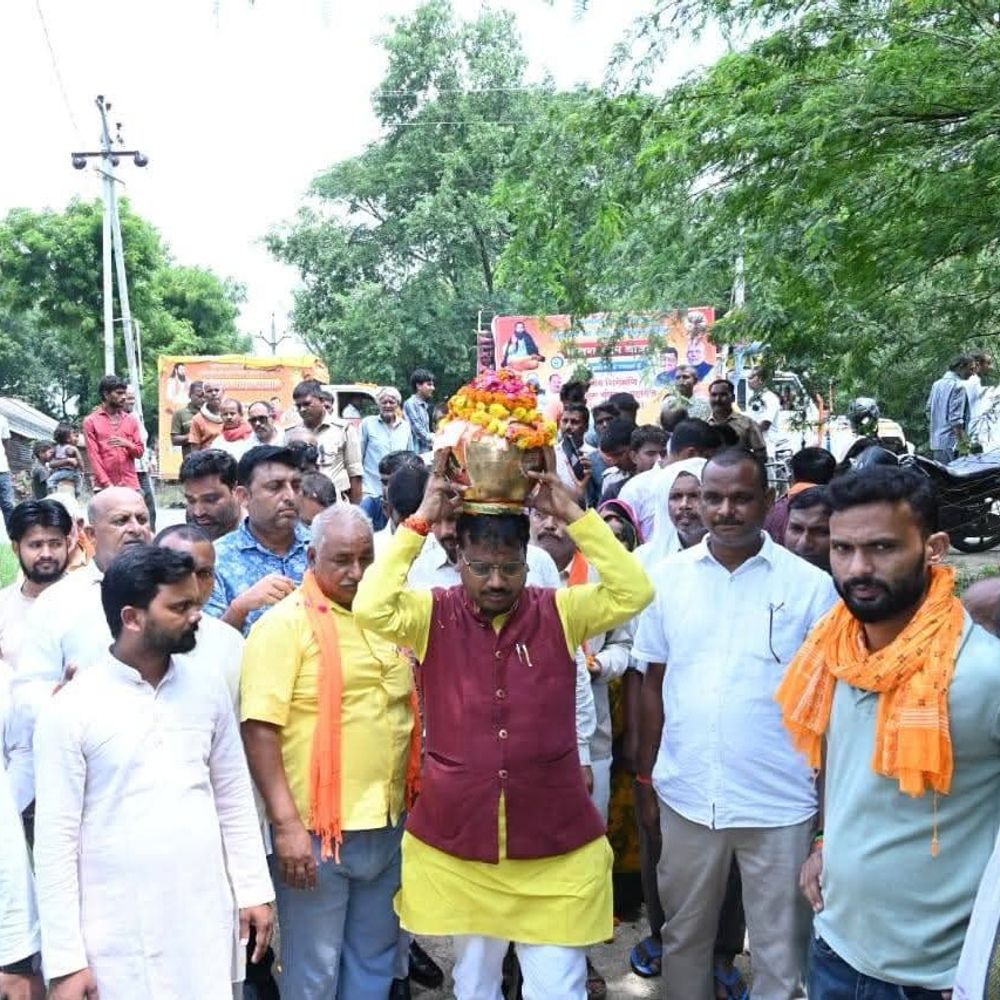 संत रविदास जयंती पर निकली कलश वंदन यात्रा:मिल्कीपुर में विधायक चंद्रभानु पासवान ने किया नेतृत्व, हजारों श्रद्धालु हुए शामिल