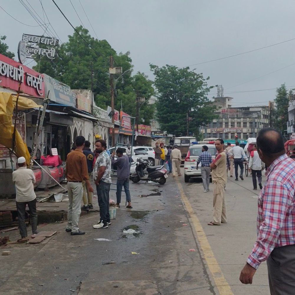 जबलपुर में अतिक्रमण हटाओ अभियान:तीन पत्ती से जहांगीराबाद तक सड़क जाम मुक्त, 12 दुकानों पर चालान