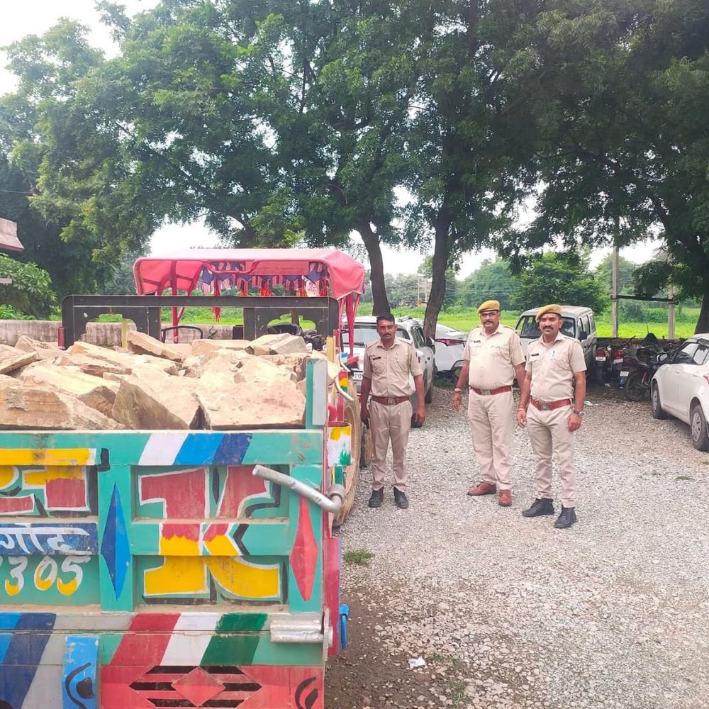 डूंगरपुर में अवैध बजरी-पत्थर परिवहन पर कार्रवाई:पुलिस ने ओवरलोड ट्रेलर और बिना नंबर की ट्रैक्टर-ट्रॉली जब्त की