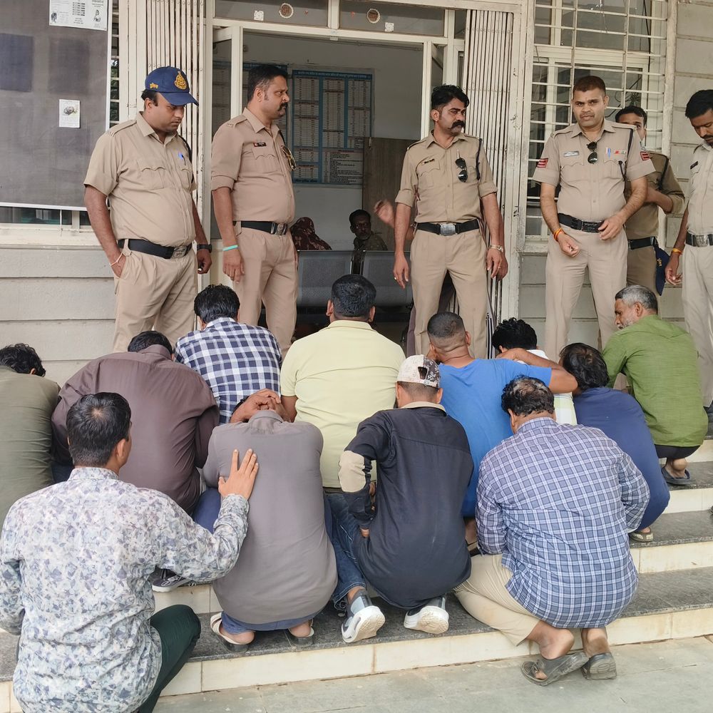 
                 नीमच में जुए के फड़ पर पुलिस की रेड:12 सटोरिए गिरफ्तार, 40 हजार कैश जब्त; ईदगाह क्षेत्र में केंट पुलिस की कार्रवाई 
            