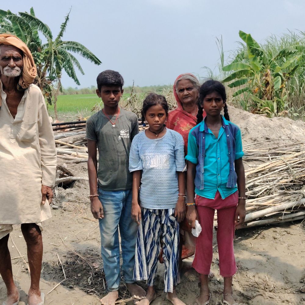 आधी रात गंडक से आती है सरसराहट की आवाज:डर से सो नहीं पा रहे, खाने में सिर्फ चूरा-मिट्ठा; बिहार के बाढ़ में समा गए 109 घर-स्कूल